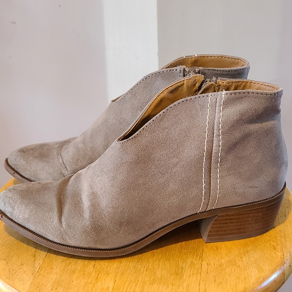 Qupid Taupe tan suede ankle booties 7.5 - Picture 9 of 9
